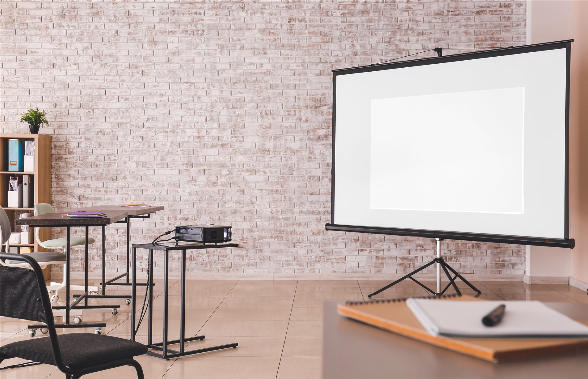Sala konferencyjna z monitorem interaktywnym i systemem wideokonferencyjnym